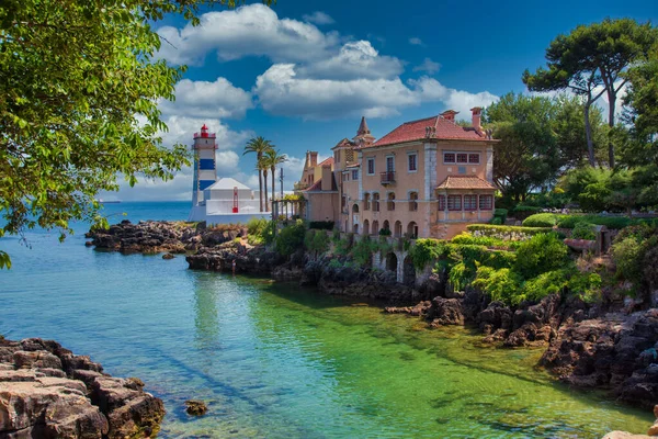 Cascais, Portekiz. 09 Temmuz 2020. Cascais Portekiz 'deki Santa Marta plajı manzaralı.