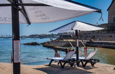 Cascais, Portekiz. 14 Temmuz 2020. Cascais Portekiz 'deki Alberto Romano Oceanic plajı manzarası