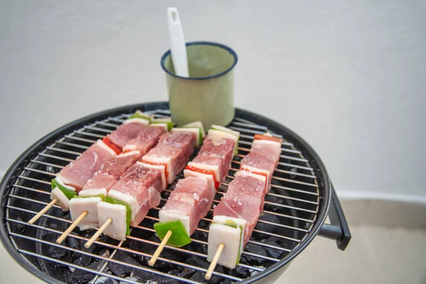 石炭のバーベキューで焼く肉串 — ストック写真