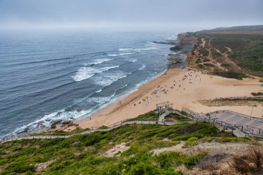  Ericeira 'daki Ribeira de Ilhas plajı, Ericeira Portekiz' deki dünya sörf rezervinin bir parçasıdır..