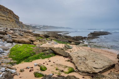 Ericeira 'daki Pedra Branca plajı, Ericeira Portekiz' deki dünya sörf rezervlerinin bir parçasıdır..