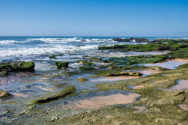 Pedras Com Musgo Ondas Rebentar Numa Praia Praia Amanha Santa — Fotografia de Stock