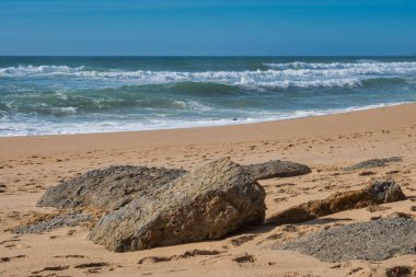  Sakin bir öğleden sonra kumsalda dalgalar kırılıyor.