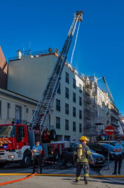 Lizbon, Portekiz. 31 Agust 2020. İtfaiyeci Lizbon 'daki bir şehir yangınını söndürdü.