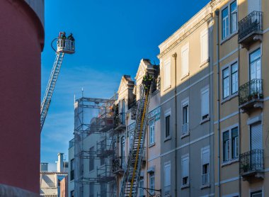 Lizbon, Portekiz. 31 Agust 2020. İtfaiyeci Lizbon 'daki bir şehir yangınını söndürdü.