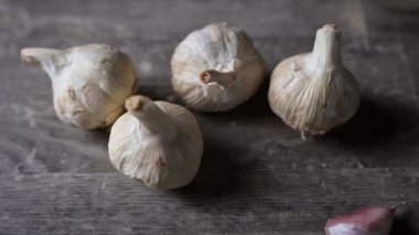 Sarımsak kafalar ve birkaç sarımsak teması düşüyor.