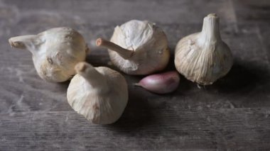 Sarımsak kafalar ve birkaç sarımsak teması düşüyor.