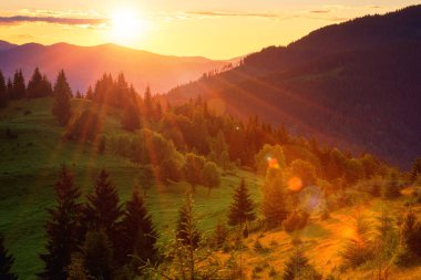 Dağlar, doğa yaz yatay, Güneş ve sihirli güneş ışığı, günbatımı şaşırtıcı renklerde arka plan seyahat