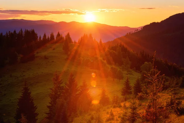 Niesamowite Kolory Zachodu Słońca Górach Lato Natura Krajobraz Słońce Magiczne — Zdjęcie stockowe