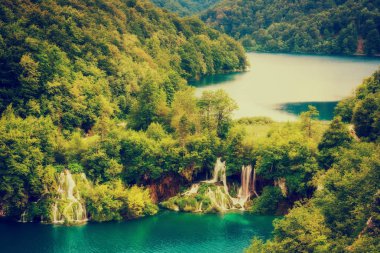 Plitvice Gölleri Milli Parkı güzel zümrüt göller ve şelaleler Hırvatistan, doğa antika arka plan duvar kağıdı ya da rehber kitap için uygun ormanlarda çevrili,