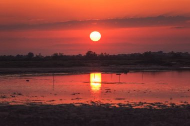 Camargue bölgesel doğa parkı, Unesco, Bouches-du-rhone bölümü, Provence - Alpes - Cote d'Azur bölgesi, Güney Fransa biyosfer rezerv sulak üzerinde ateşli kırmızı günbatımı