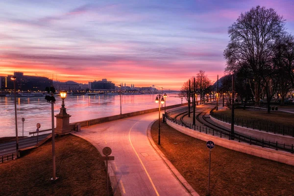 Budapeşte manzarası ile renkli gökyüzü, Chain bridge, Macaristan, Avrupa'dan görünümü şaşırtıcı alacakaranlıkta