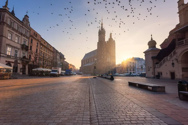 Rynku Głównym Krakowie Latające Gołębie Kościele Najświętszej Maryi Panny Katedra — Zdjęcie stockowe