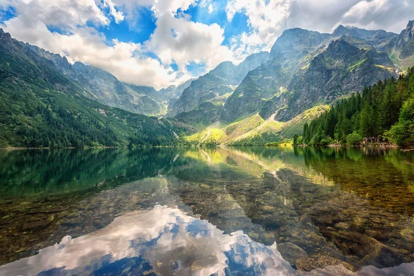 Belo Lago Alpino Nas Montanhas Paisagem Verão Com Céu Azul — Fotografia de Stock