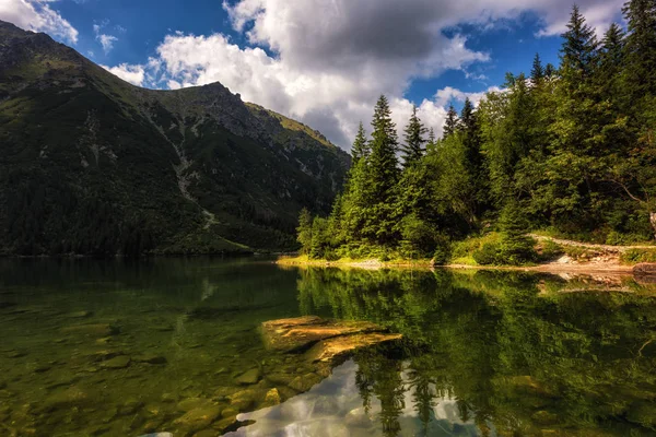 山の夏の風景青い曇り空と澄んだ水の反射で美しい高山湖自然な背景 Oko 海の目 タトラ山脈 ザコパネ ポーランド — ストック写真