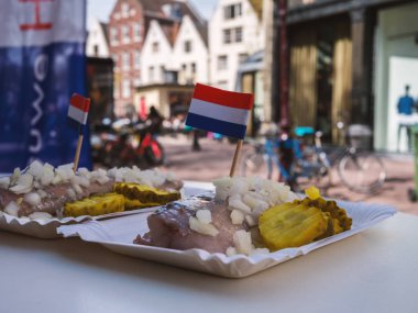 Geleneksel Hollanda sokak gıda - taze ringa soğan ve turşu, Amsterdam, Hollanda