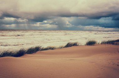 Bir okyanus ve kumul, vintage tarzı görüntü - doğa arka plan üzerinde fırtına