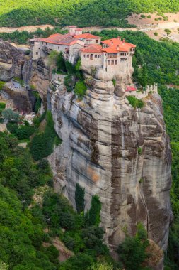 Büyük Manastırı, Varlaam Meteora, Thessaly, Yunanistan yüksek kaya üzerinde. Dikey görüntü