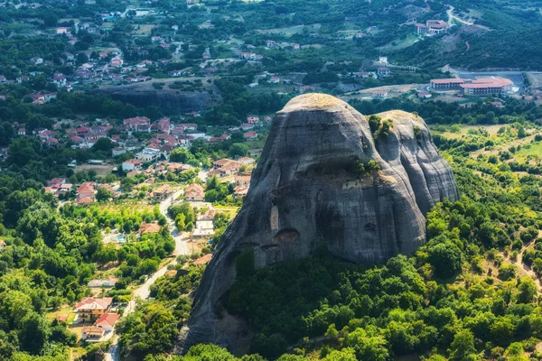 Vista Panorâmica Das Rochas Meteora Uma Aldeia Vale Tessália Grécia — Fotografia de Stock