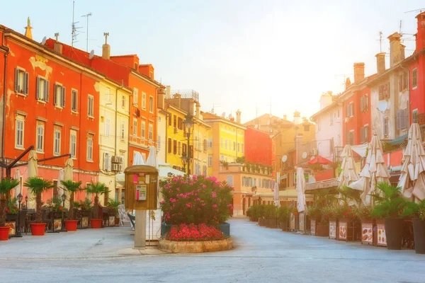 Sokak Renkli Evleri Kafeler Sabah Güneş Işığı Altında Eski Kasaba — Stok fotoğraf