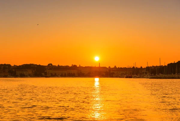 Gele Zonsopgang Boven Een Zee Oude Stad Jachthaven Aan Mediterrane — Stockfoto