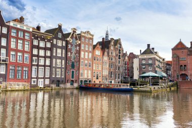 Amsterdam, Hollanda - 29 Nisan 2016: Tipik eski renkli Flamanca kanalda ayakta evler