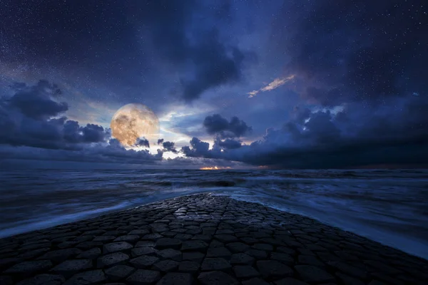 Rüya Gibi Gece Manzarası Okyanus Işığında Gökyüzü — Stok fotoğraf