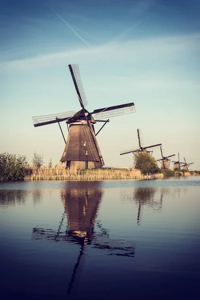 Béke Nyugodt Táj Szélmalmok Tükörképét Vízben Kinderdijk Hollandia Természet Csípő — Stock Fotó