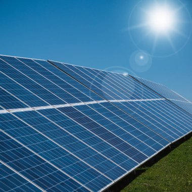 Güneş enerjisi santrali panelleri, Güneş ve mavi gökyüzü ile ekolojik enerji arka plan