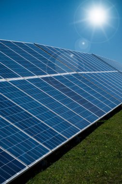 Güneş enerjisi santrali panelleri, Güneş ve mavi gökyüzü, dikey görüntü ile yenilik enerji arka plan