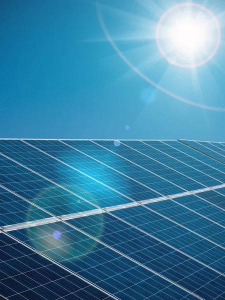 太阳能电站面板 创新能源背景与太阳和蓝天 垂直图像 — 图库照片