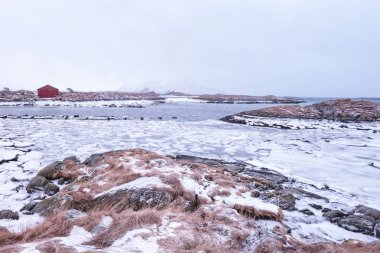 Şiddetli kış manzara, rorbu, Andenes, Lofoten Adaları, Norveç fiyordu, su ve buz ve geleneksel İskandinav küçük kasaba Panoraması evler