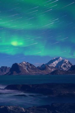 Kuzey ışıkları, Aurora borealis rocky Dağları, doğal gece manzarası, Lofoten Adaları, Norveç üzerinden star yollar ile. Dikey görüntü