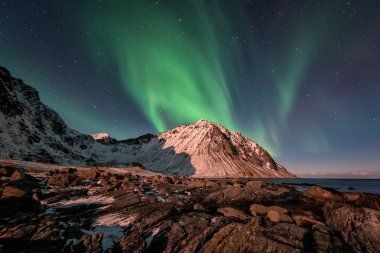 Kuzey ışıkları, Kutup ışıkları ile gece kış manzarası. Sahne görünümü Lofoten Adaları, Norveç