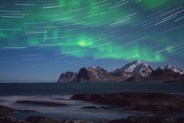 北极光 北极光与星光小径越过落基山脉 风景秀丽的夜景 挪威的罗弗敦群岛 — 图库照片