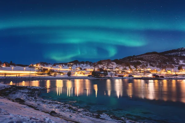 北极光 夜空中的北极光在 Gausvik 罗弗敦群岛 风景秀丽的冬季景观 — 图库照片