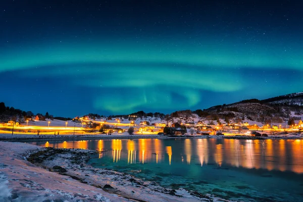 Kuzey ışıkları, Gausvik, Lofoten Adaları, Norveç üzerinden gece gökyüzünde Aurora borealis. Doğal kış manzarası