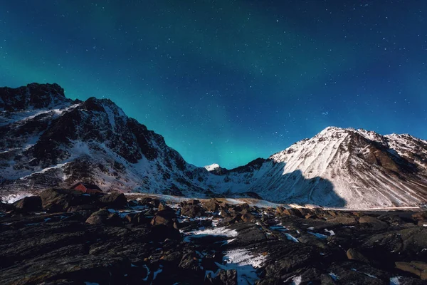 Kuzey Işıkları Kutup Işıkları Ile Gece Kış Manzarası Sahne Görünümü — Stok fotoğraf