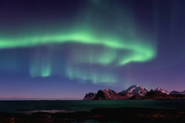 Kuzey ışıkları, Kutup ışıkları ile gece kış manzarası. Sahne görünümü Lofoten Adaları, Norveç
