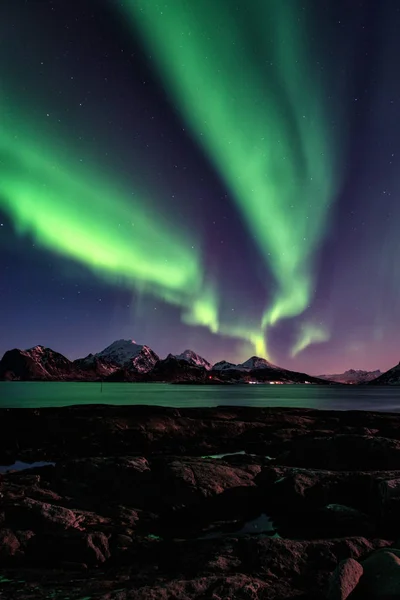 夜间冬季景观与北极光 北极光 挪威的罗弗敦群岛的风景视图 垂直图像 — 图库照片