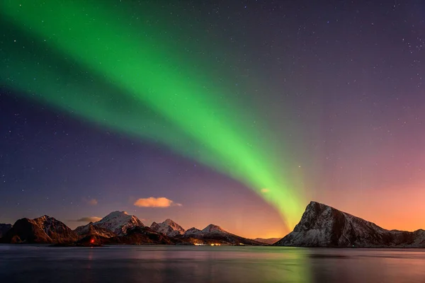 夜间冬季景观与北极光 北极光 挪威的风景视图 — 图库照片