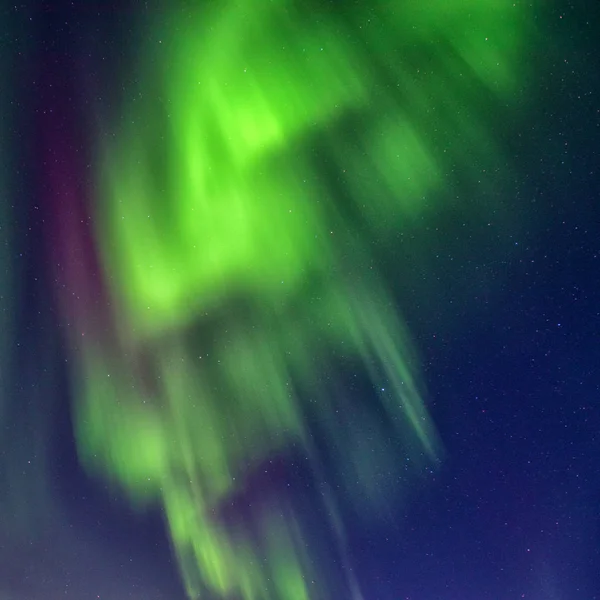 Kuzey ışıkları, Aurora borealis Lofoten Adaları, Norveç. Kutup ışıkları ve güzel yıldızlı gökyüzü gece kış manzarası