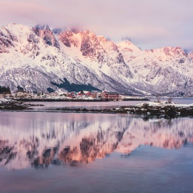 Sahne kış manzara Norveç'te. Dağ sırtı nazik günbatımı ışık, Laupstad, Lofoten Adaları'ndaki göle yansıması ile