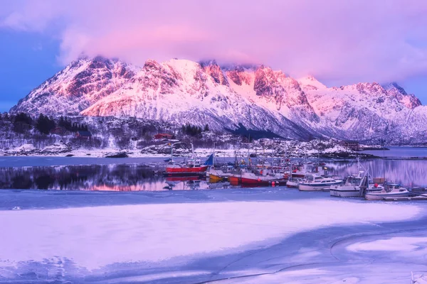 Vacker Natur Vinterlandskap Norge Fiskebåtar Mountain Ridge Bakgrunden Med Reflektion — Stockfoto