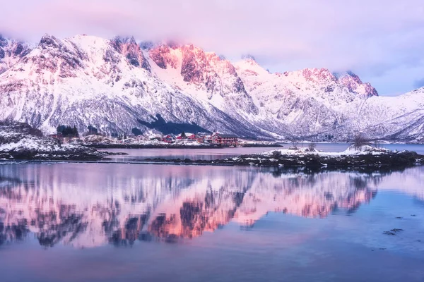 Paisaje Paisaje Invierno Noruega Montaña Cresta Con Reflejo Lago Suave —  Fotos de Stock