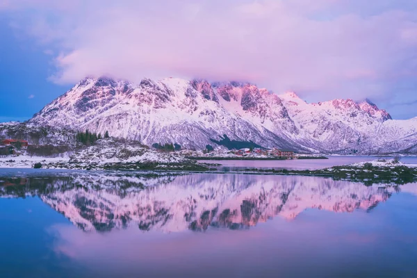 Paisaje Paisaje Invierno Noruega Montaña Cresta Con Reflejo Lago Suave —  Fotos de Stock