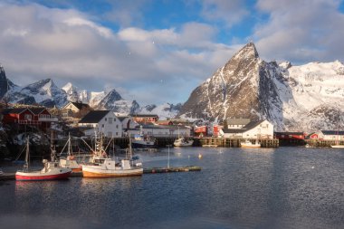 Küçük Norveç balıkçı köyü Hamnoy doğal görünümünü. Güzel kış gündüz yatay, deniz araçları, fiyort, rocky Dağları ve mavi bulutlu gökyüzü arka plan, Lofoten Adaları, Norveç doruklarına