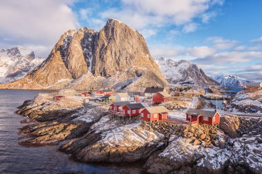 Rahat balıkçı köyü yakınındaki Reine Lofoten Adaları, Norveç üzerinde Hamnoy. Kış manzara kaya, Fiyort ve kırmızı rorbu ile geleneksel Norveç balıkçılık evler