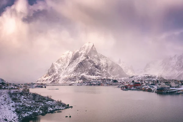 Dramatische Norwegische Winterlandschaft Bei Sturm Bei Sonnenuntergang Reine Beliebtes Touristenziel — Stockfoto