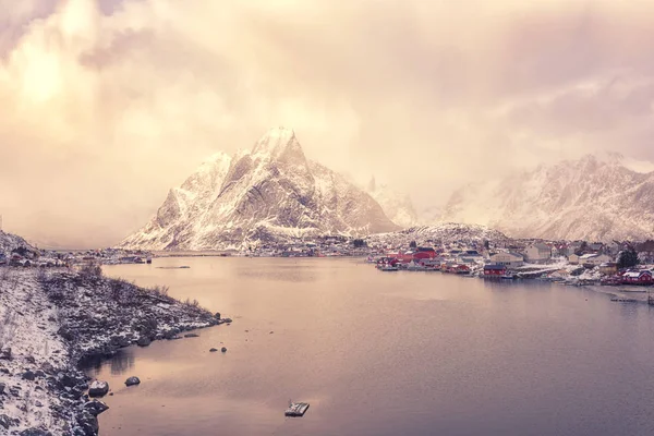 Paisaje Invernal Noruego Dramático Durante Tormenta Atardecer Reine Destino Turístico —  Fotos de Stock